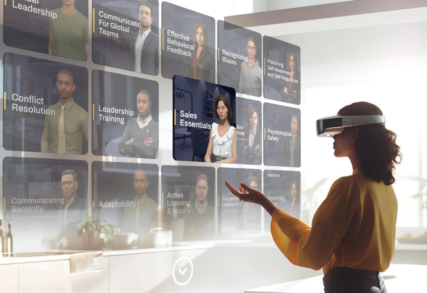 Image d’une femme utilisant des lunettes de réalité virtuelle regardant des visuels de collaborateurs et des titres de contenu.
