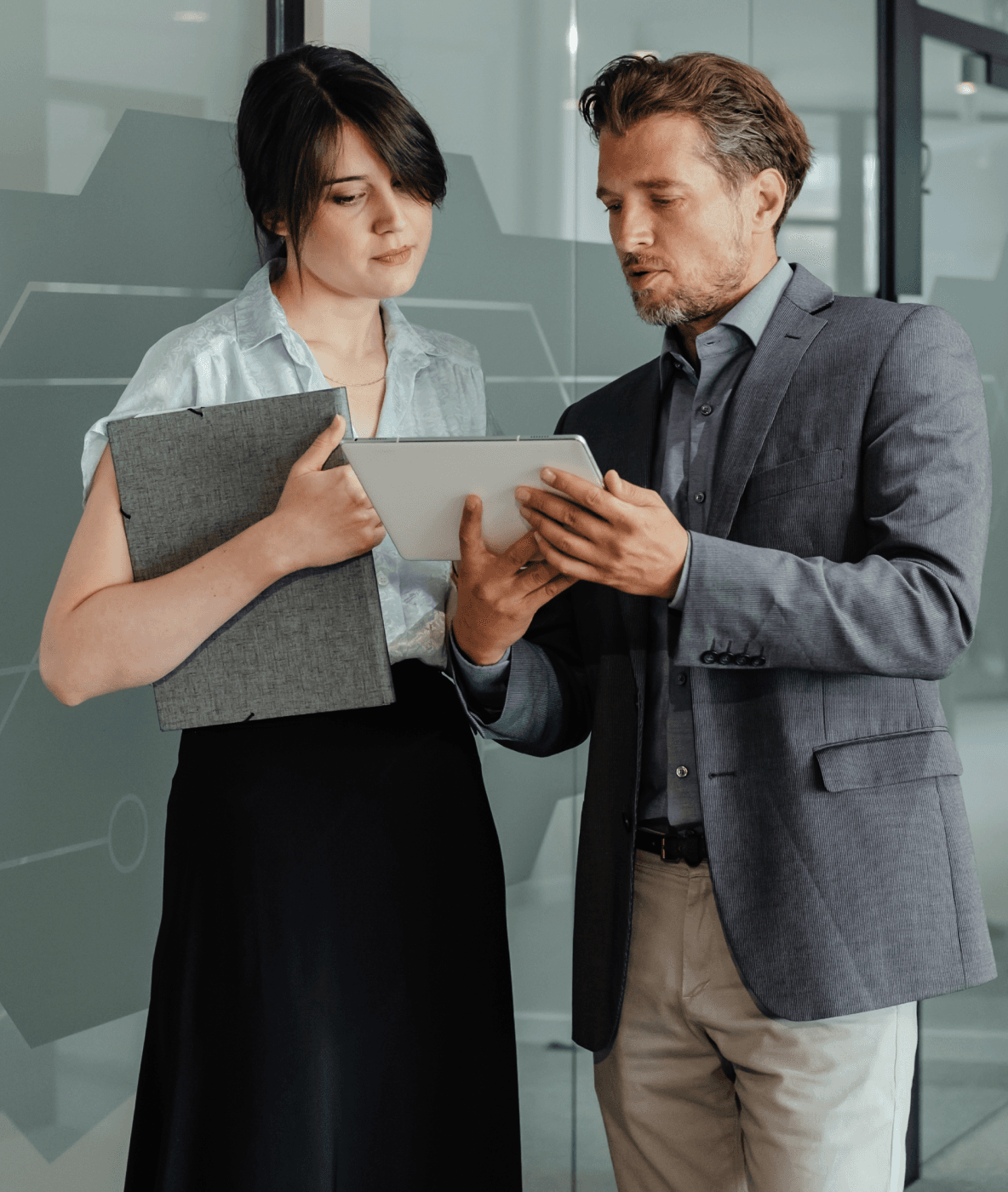 Un homme et une femme regardent une tablette ensemble.